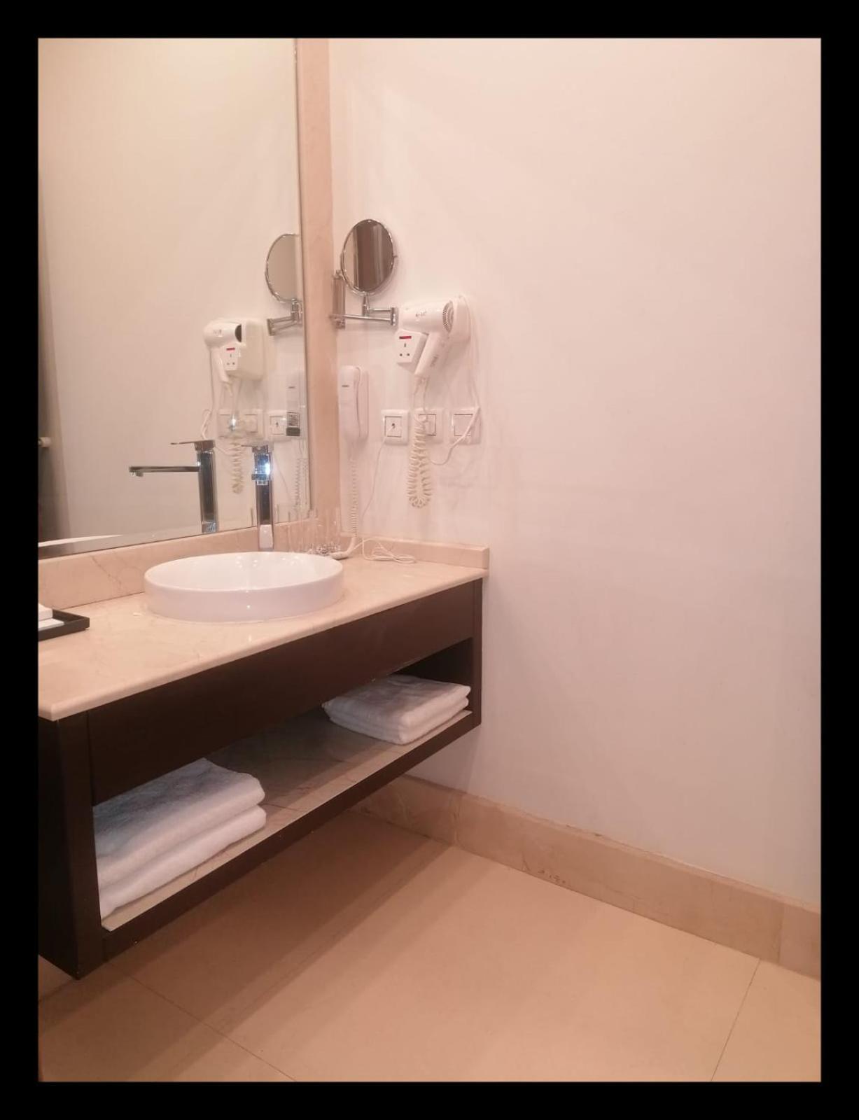 Olian Hotel Riaad Buitenkant foto
